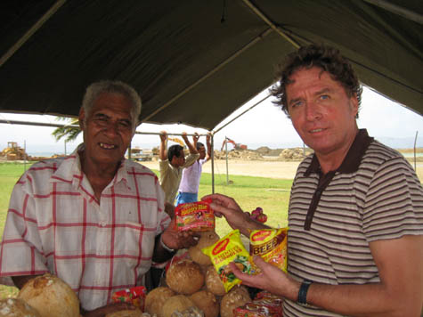 Nuss oder Nudel: DR. WATSON-Redakteur Hans-Ulrich Grimm (rechts) am Stand von Paki Kaupussi (links) im Südsee-Königreich Tonga.