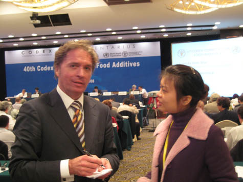 Globale Eintracht: DR. WATSON-Redakteur Hans-Ulrich Grimm (links) bei der Zusatzstoff-Konferenz in Peking im Gespräch mit Violet Tao, Nestlé (China).
