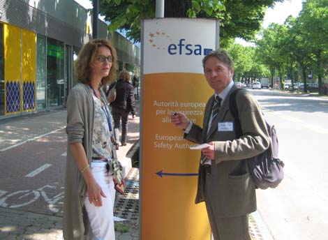 Gesundheitsprüfung in Parma: Efsa-Abteilungsleiterin Juliane Kleiner mit DR. WATSON-Redakteur Hans-Ulrich Grimm 