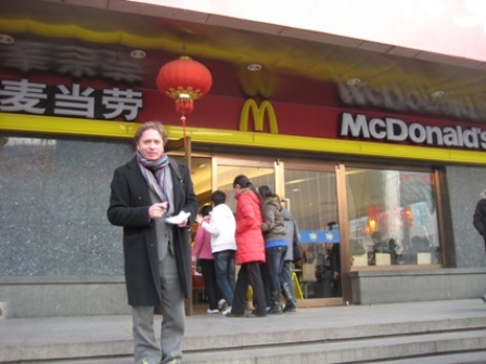 Tödliche Hamburger: Buchautor Hans-Ulrich Grimm auf Recherche bei einer McDonald’s-Filiale in China.     
