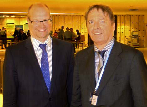 Gestern in Genf: WHO-Direktor Rüdiger Krech (links) mit DR. WATSON-Redakteur Hans-Ulrich Grimm.
