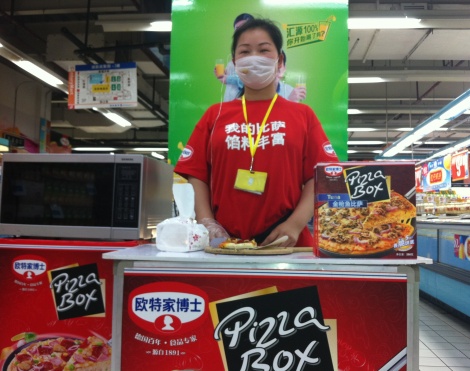 Vorsicht Gift! Aber natürlich nicht in der Pizza. Westwaren gelten als vorbildlich und rein, anders als die skandalumwitterten Agrarprodukte Chinas. 