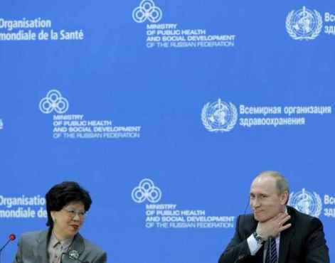 Die Chefin greift an: Bei einer Konferenz der Weltgesundheitsorganisation (WHO) in Moskau durften Coca-Cola und Nestlé im Vorfeld noch mitwirken – jetzt  findet WHO-Generaldirektorin Margret Chan (links, mit Wladimir Putin) das „gefährlich“.