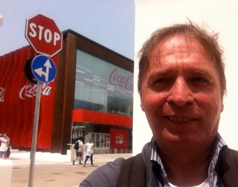 Selfie mit einem der üblichen Verdächtigen: Coca-Cola-Pavillon auf der Expo in Mailand. Rechts DR. WATSON-Redakteur Hans-Ulrich Grimm.