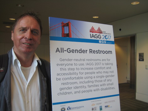 Altern auf der Höhe der Zeit: Sogar geschlechtsneutrale Toiletten gibt’s beim Weltkongress in San Francisco. Links: DR. WATSON-Redakteur Hans-Ulrich Grimm.