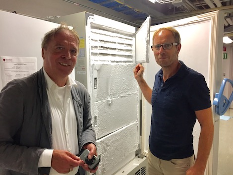 Immer schön cool halten: Stanford-Professor Tony Wyss-Coray (rechts) mit DR. WATSON-Redakteur Hans-Ulrich Grimm vor dem Kühlschrank mit gefrorenem Mäuseblut. 