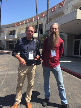Niemals alt: Aubrey de Grey, der Guru der Immer-Jung-Jünger, mit DR. WATSON Redakteur Hans-Ulrich Grimm (links).