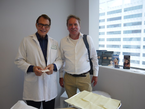 Neue Schönheit kommt von außen: Dr. Alex Martin, der Anti-Aging-Doc der Stars (links), mit DR. WATSON-Redakteur Hans-Ulrich Grimm.