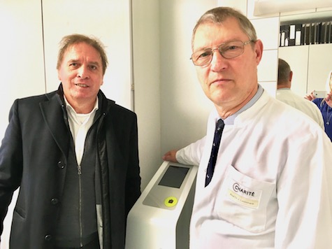 Führender Faltenforscher: Professor Lademann (rechts) mit DR. WATSON-Redakteur Hans-Ulrich Grimm.