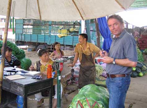 Auf der Suche nach der Zukunft der Nahrung: DR. WATSON Reporter Hans-Ulrich Grimm auf einem Großmarkt im chinesischen Chongqing, der größten Stadt der Welt. 