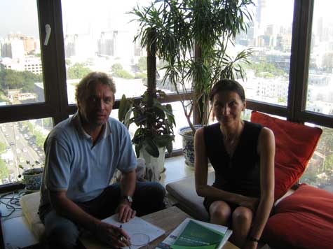 Naturschutz im 19. Stock: DR. WATSON Reporter Hans-Ulrich Grimm im  Gespräch mit Isabelle Meister von Greenpeace in Peking