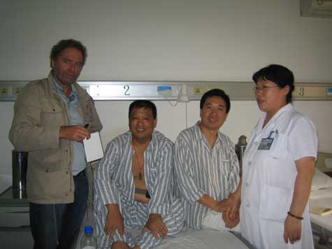 Moderne Krankheit: Hans-Ulrich Grimm (links) auf Recherche im Diabetes-Hospital in Peking, rechts Oberärztin Wang Ying und zwei ihrer Patienten.